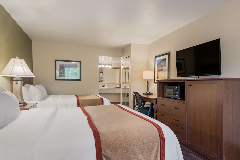 Standard Room, 2 Queen Beds, Non Smoking, Refrigerator & Microwave photo 1