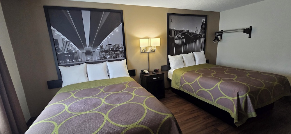 Suite, 2 Queen Beds, Non Smoking, Microwave photo 3
