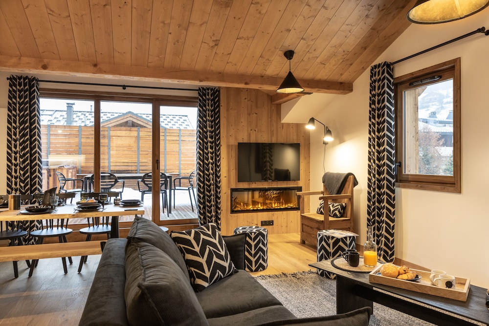 4 room premium cabin for 8-10 people