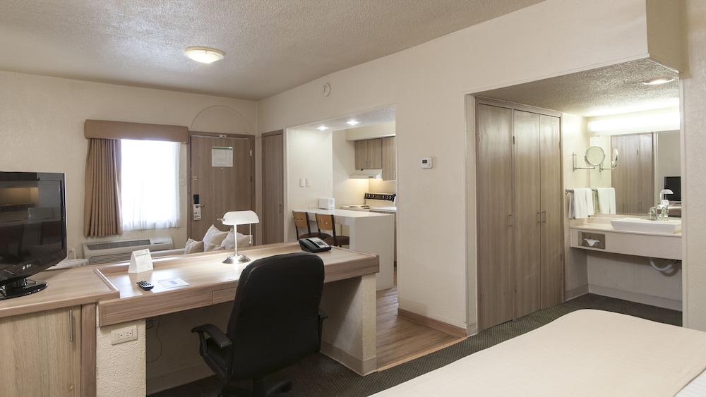 Suite, Multiple Beds - Photo 4
