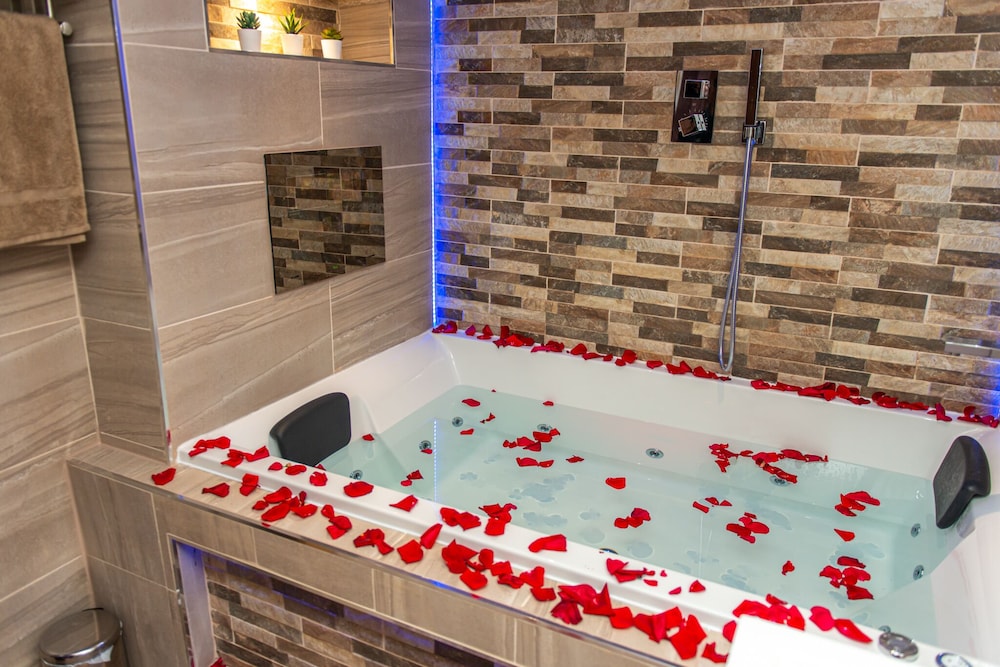 Executive Apartment, Accessible, Private Bathroom (Jacuzzi - Apartment 1) - Photo 35