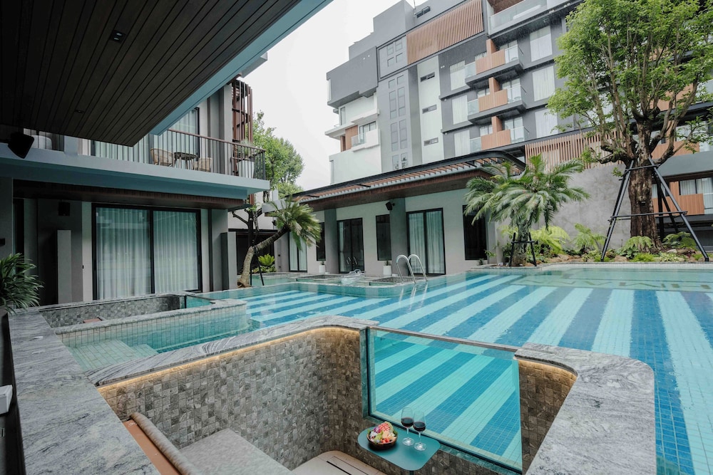 Sunken Pool Access with Jacuzzi - Photo 5