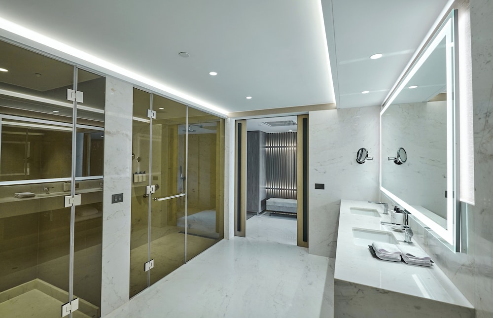 Junior Suite, 1 King Bed (OV with Living Area HF)