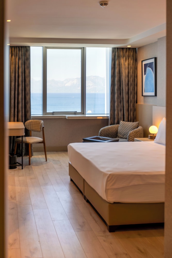 Standard Room, 1 King Bed, Sea View thumbnail 6
