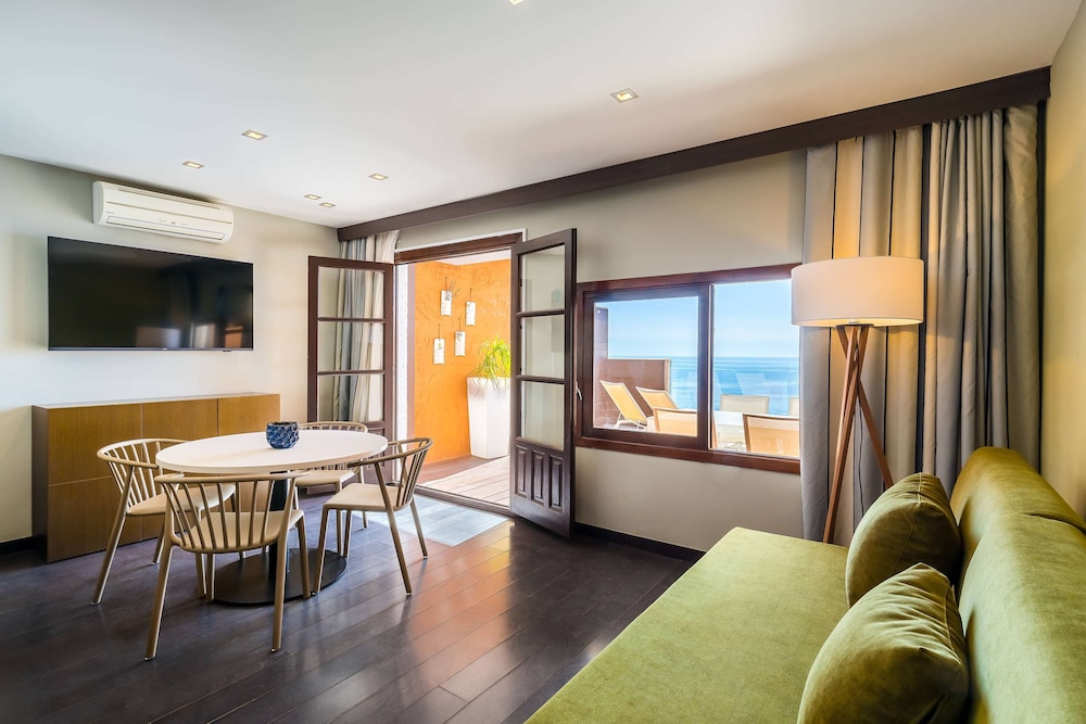 Deluxe Suite, Sea View (Junior) - Photo 3