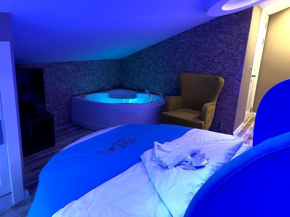 Honeymoon Room, Jetted Tub photo 1