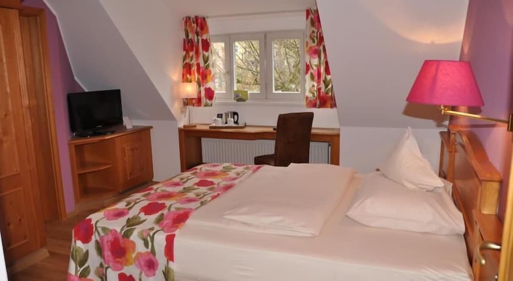 Basic Room, 1 Queen Bed, Ensuite