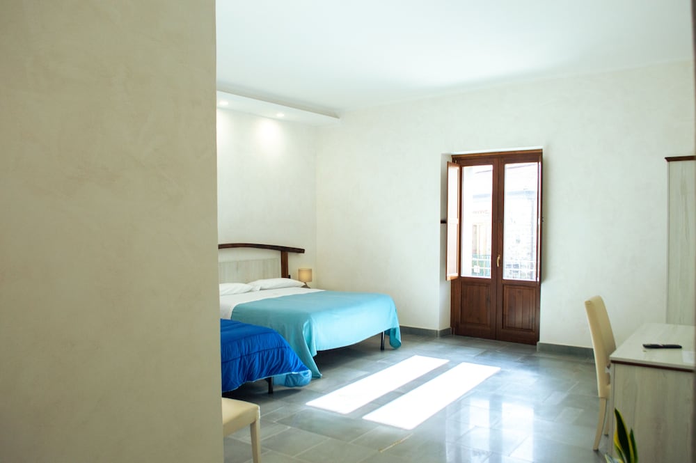 Exclusive Quadruple Room, Multiple Beds, Balcony, City View photo 2