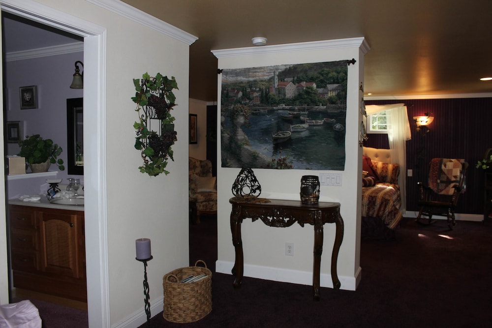Standard Suite, 1 King Bed, Non Smoking, Fireplace (Vineyard Garden Suite)
