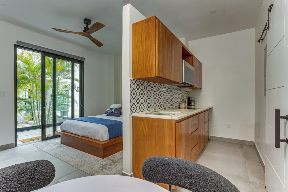 Savannah Studio w/ Kitchenette, Non Smoking, Pool View