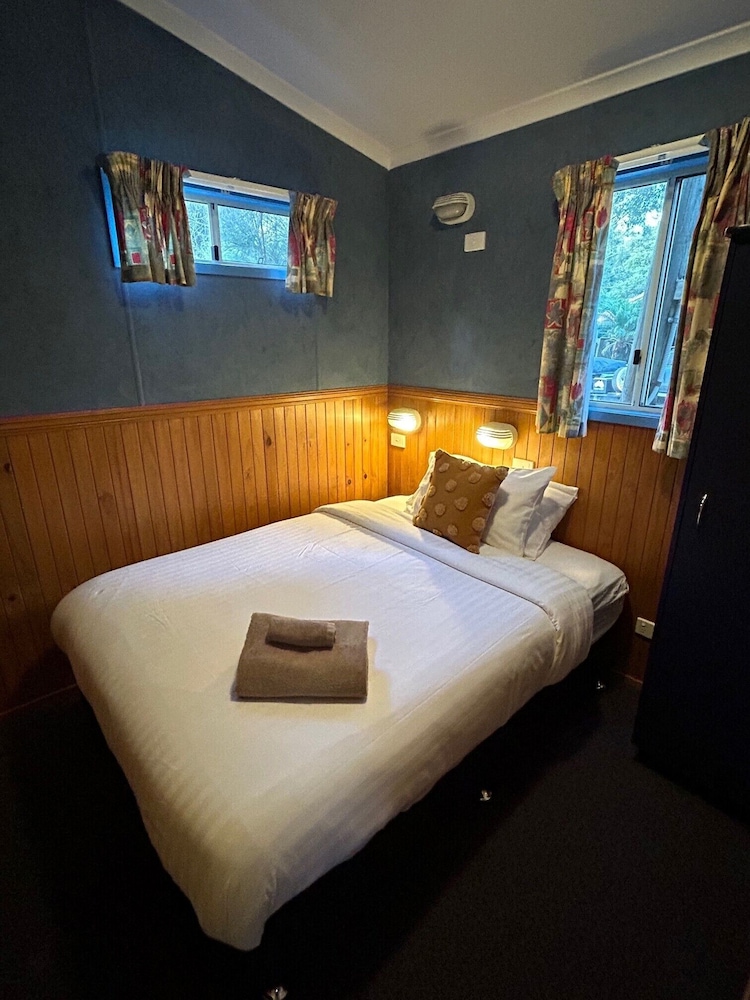 Doubles Retreat - Linen/Towels Supplied to the Main Bed only photo 3