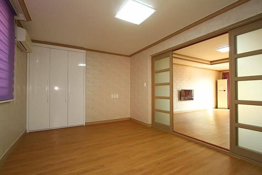 Room (202) - Photo 4