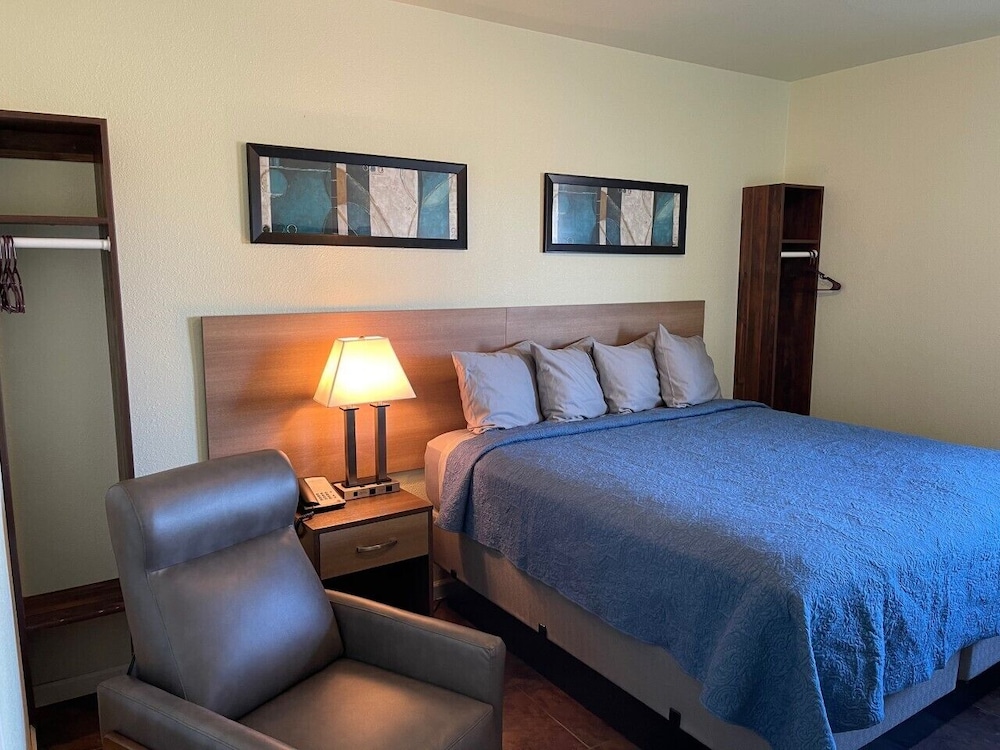 Standard Room, 1 King Bed photo 1