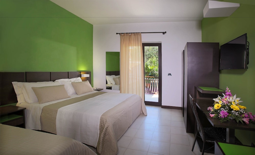 Triple Room, Balcony, Garden View - Photo 2