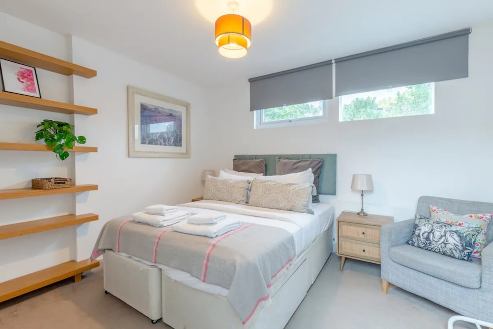 Basic Apartment, 1 King Bed photo 3