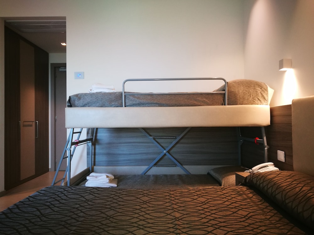 Superior Quadruple Room, 1 Bedroom, City View, Tower photo 2