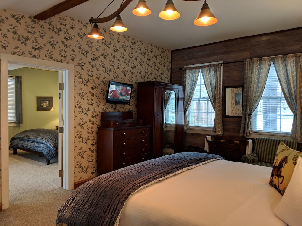 Classic Double Room, 1 King Bed, Private Bathroom, Ground Floor