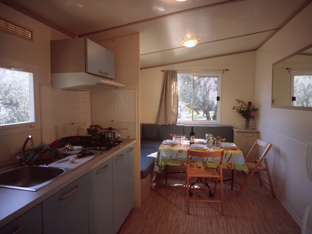 Basic Mobile Home, Kitchenette photo 2