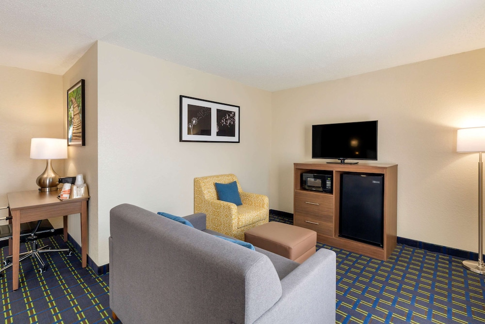 Standard Room, 1 King Bed, Non Smoking - Photo 4