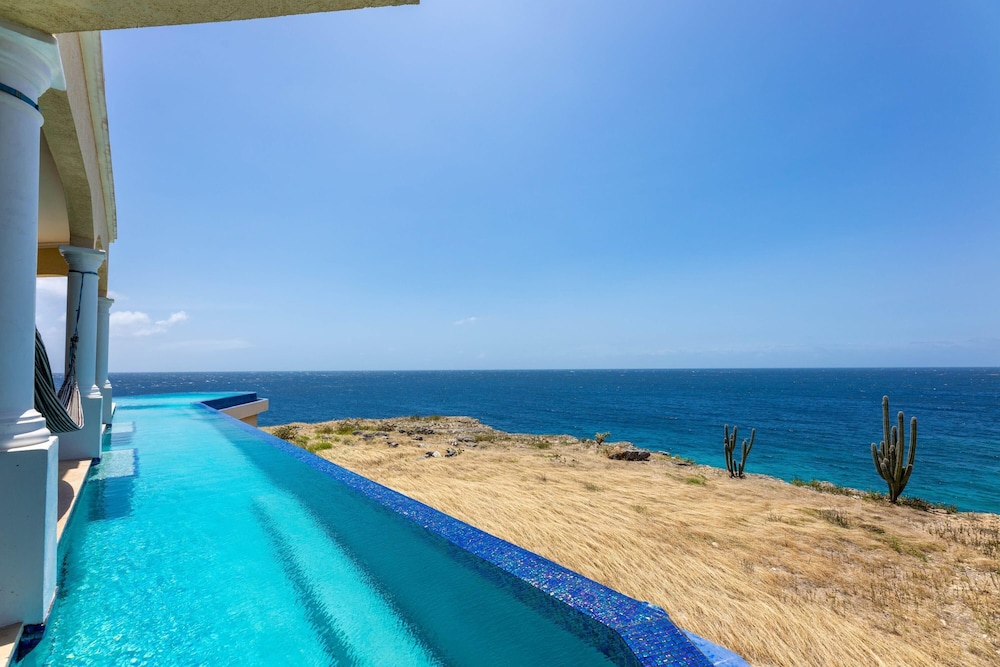 Villa photo 2