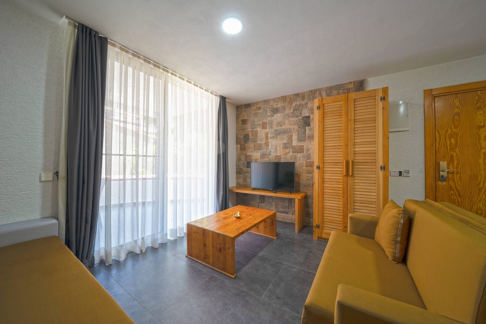Family Quadruple Room, Balcony, Garden View photo 2