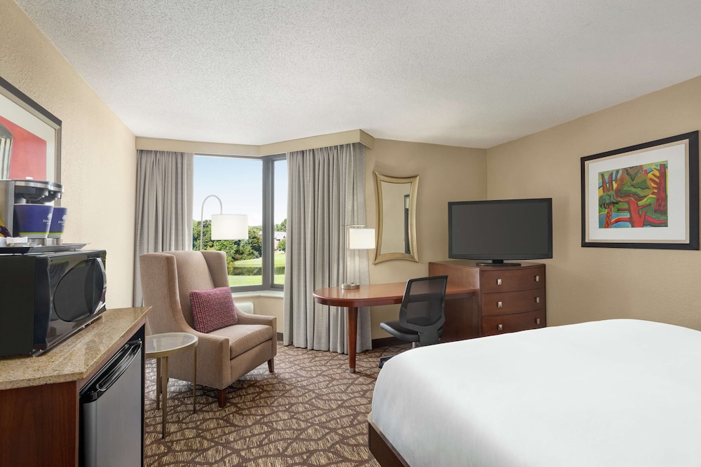 Room, 1 Queen Bed, Accessible (Roll-in Shower) photo 2