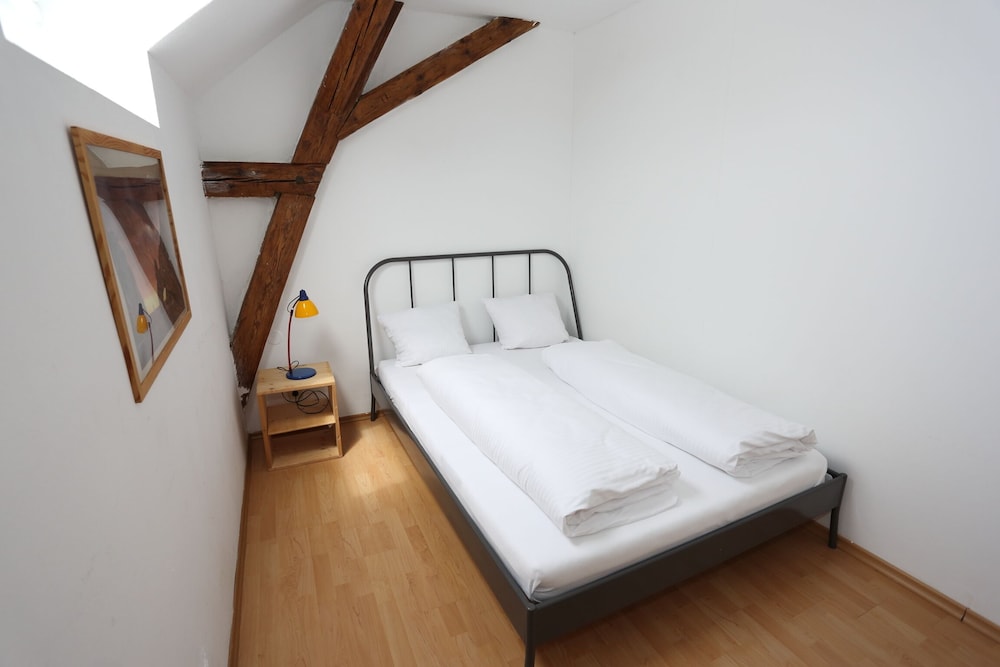 Single Room, Shared Bathroom (Queensize-Bett)