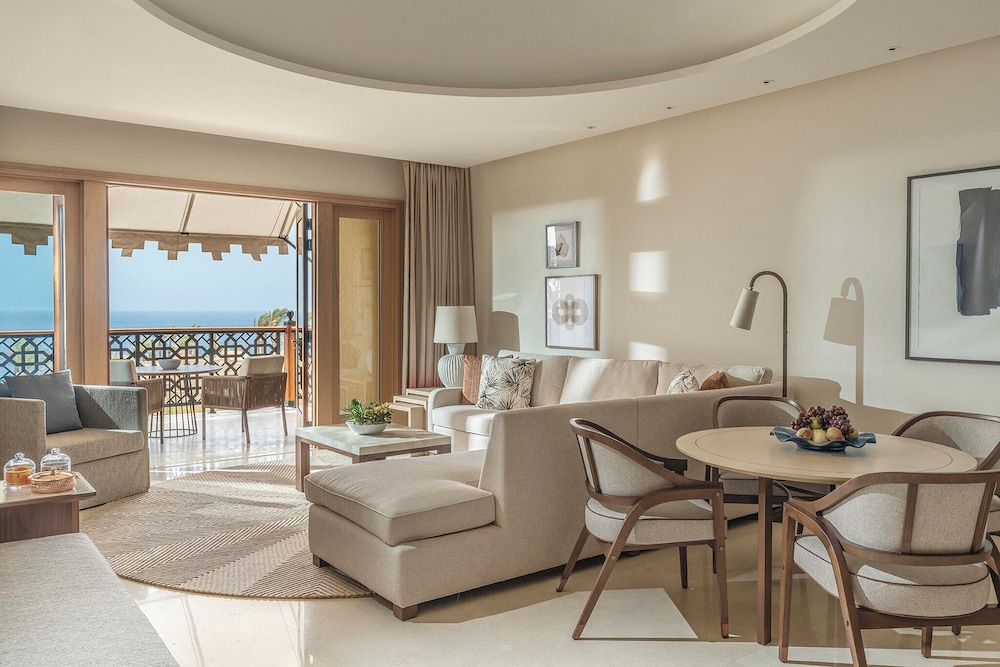 Premier Suite (King) - Photo 2