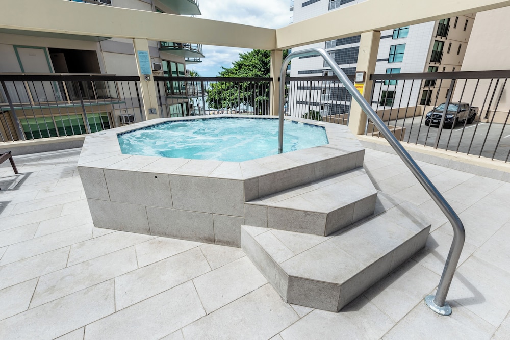 Aston Waikiki Beach Tower: Deluxe Condo, Lanai, Ocean View photo
