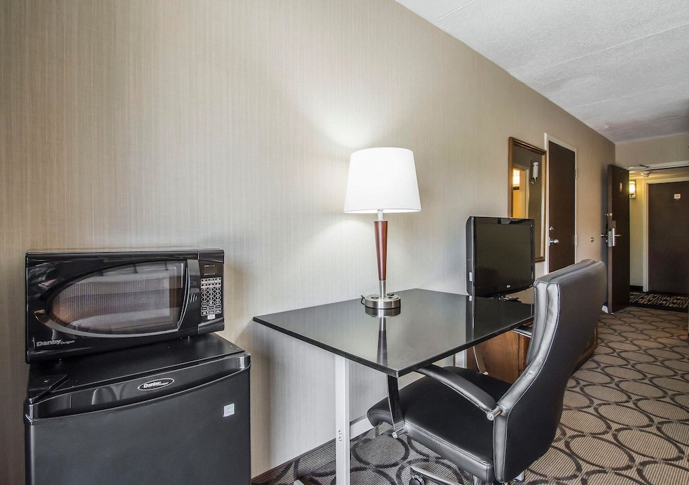 Deluxe Room, 2 Queen Beds, Refrigerator & Microwave, Ground Floor photo 2