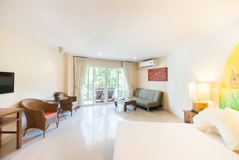 Deluxe Pool Access Room-Pet Friendly - Photo 5