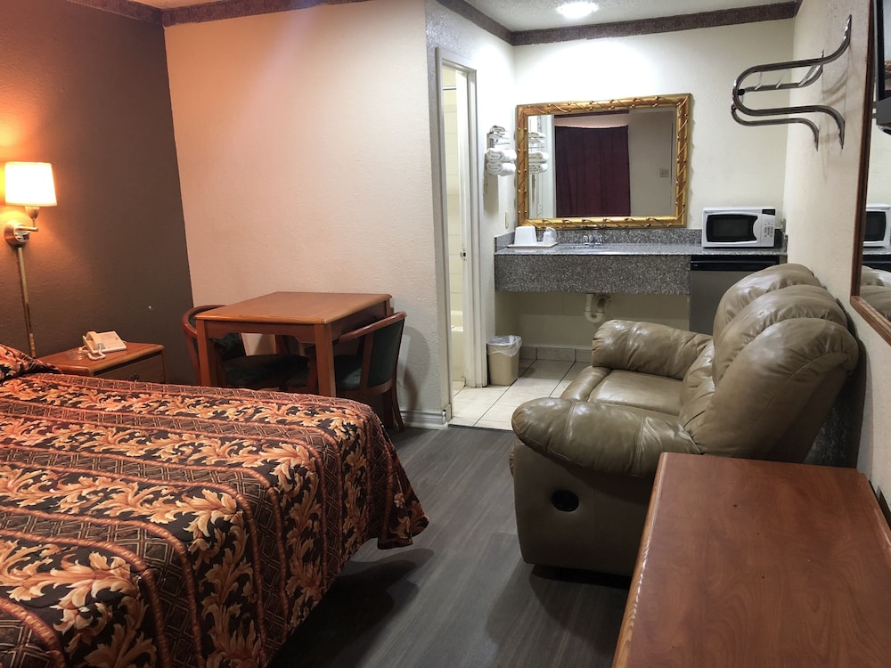 Basic Room, 1 King Bed, Non Smoking - Photo 2