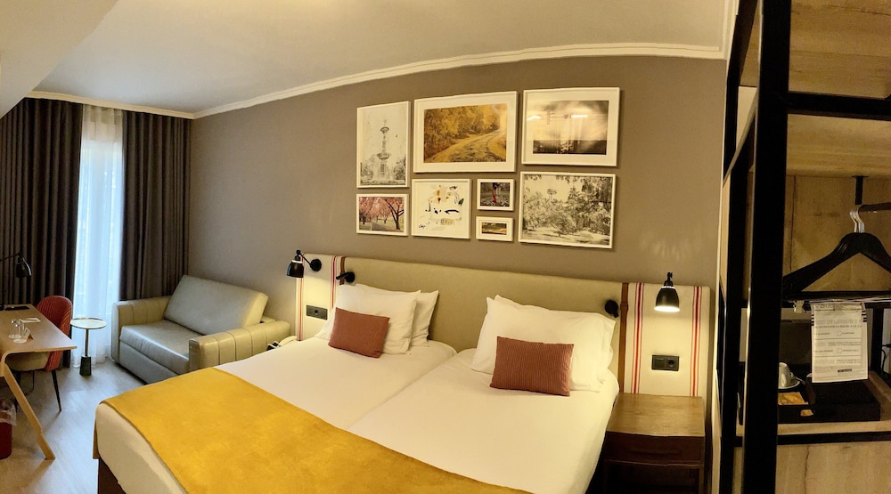 Premium Room, Multiple Beds - Photo 8