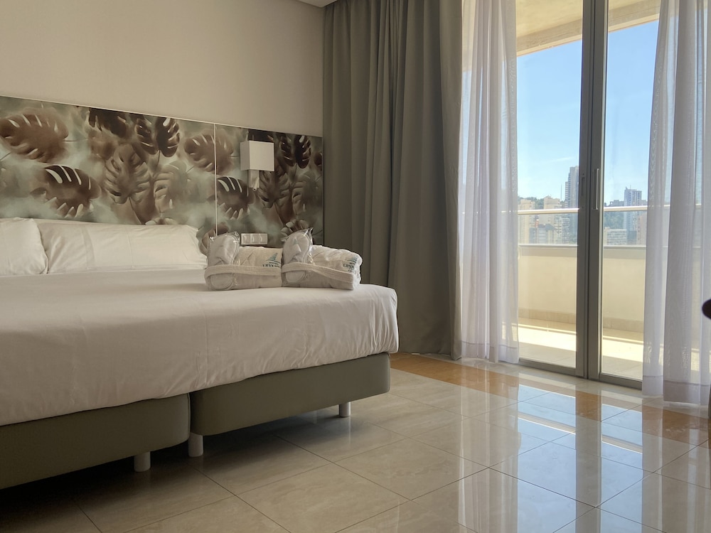 Club Triple Room, Balcony, City View photo 2