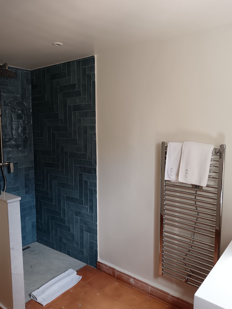 Deluxe Double Room thumbnail 6