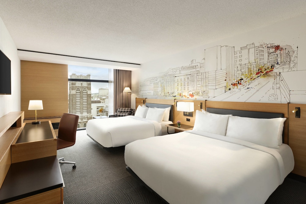 Room, 2 Queen Beds thumbnail 5