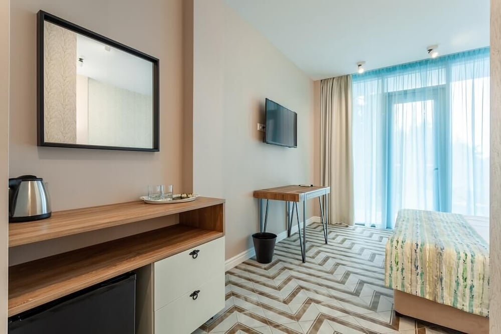 Deluxe Suite, Pool View photo 3