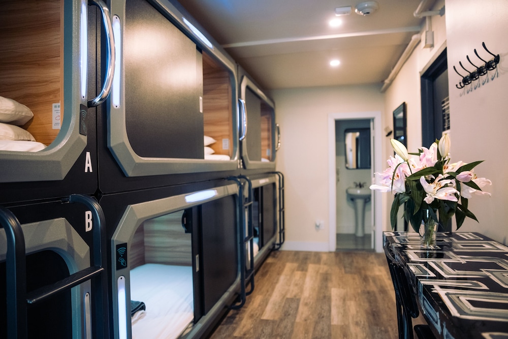 Single Bed in Deluxe 10-Bed Male Dormitory Room (Private Shower)