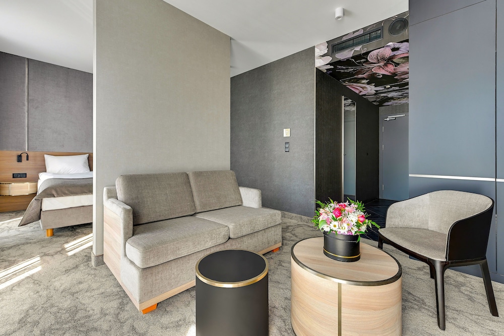 Business Room, Multiple Beds, Non Smoking - Photo 1
