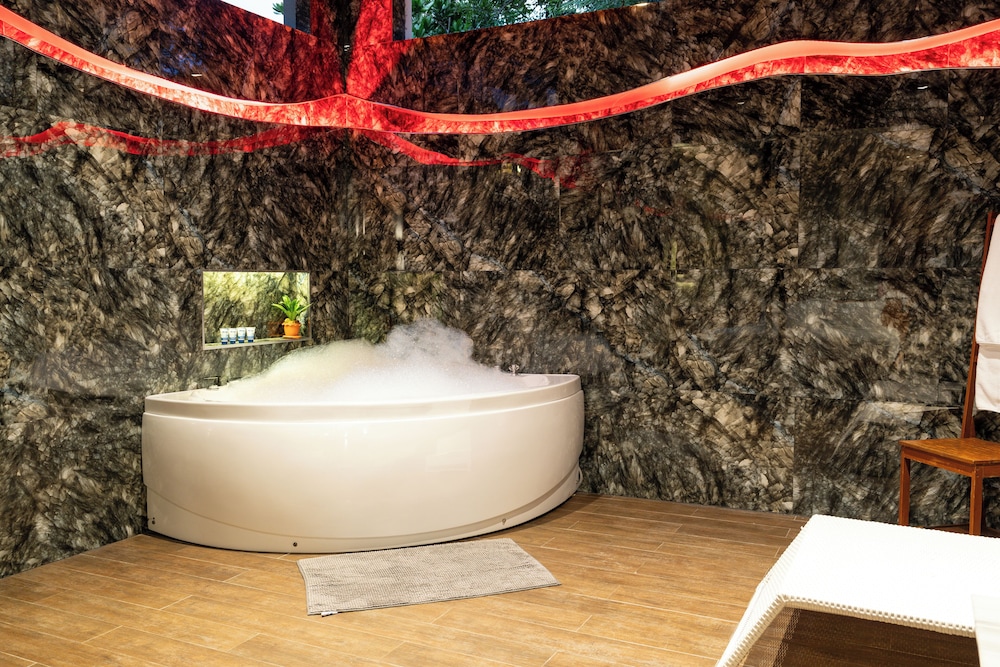 Suite Hot Tub photo 2