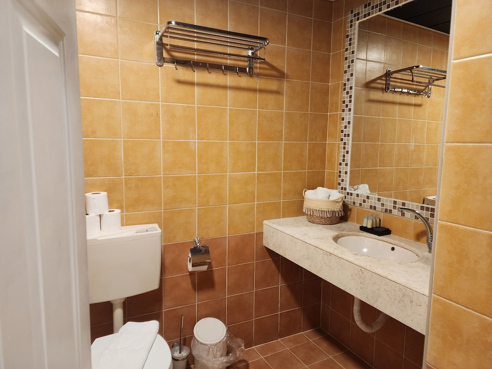 Junior Suite, 1 Bedroom, Balcony, Lake View photo 2