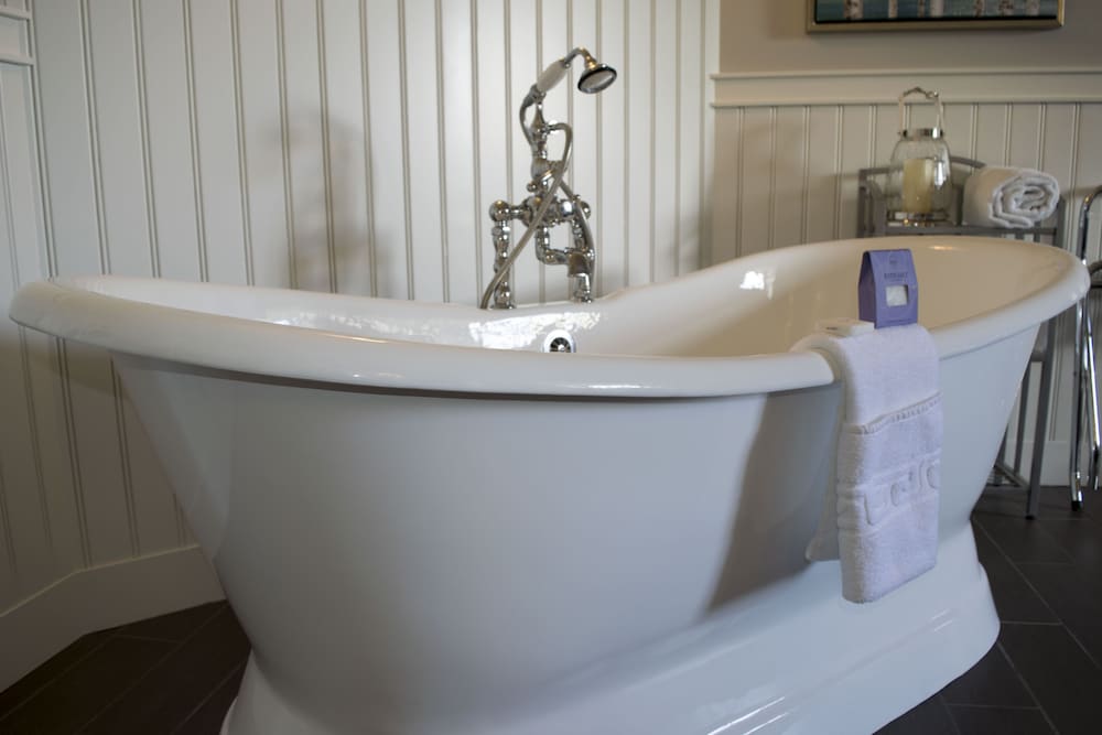 Deluxe King Spa Room photo 1