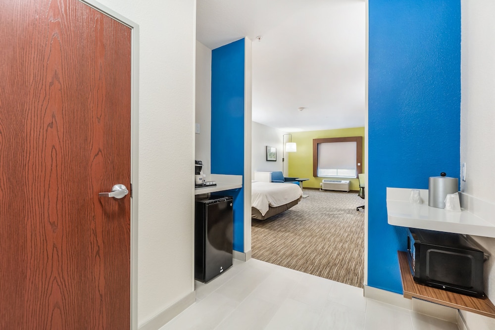 Standard Room, 1 King Bed, Accessible (Communications, Accessible Tub) - Photo 11