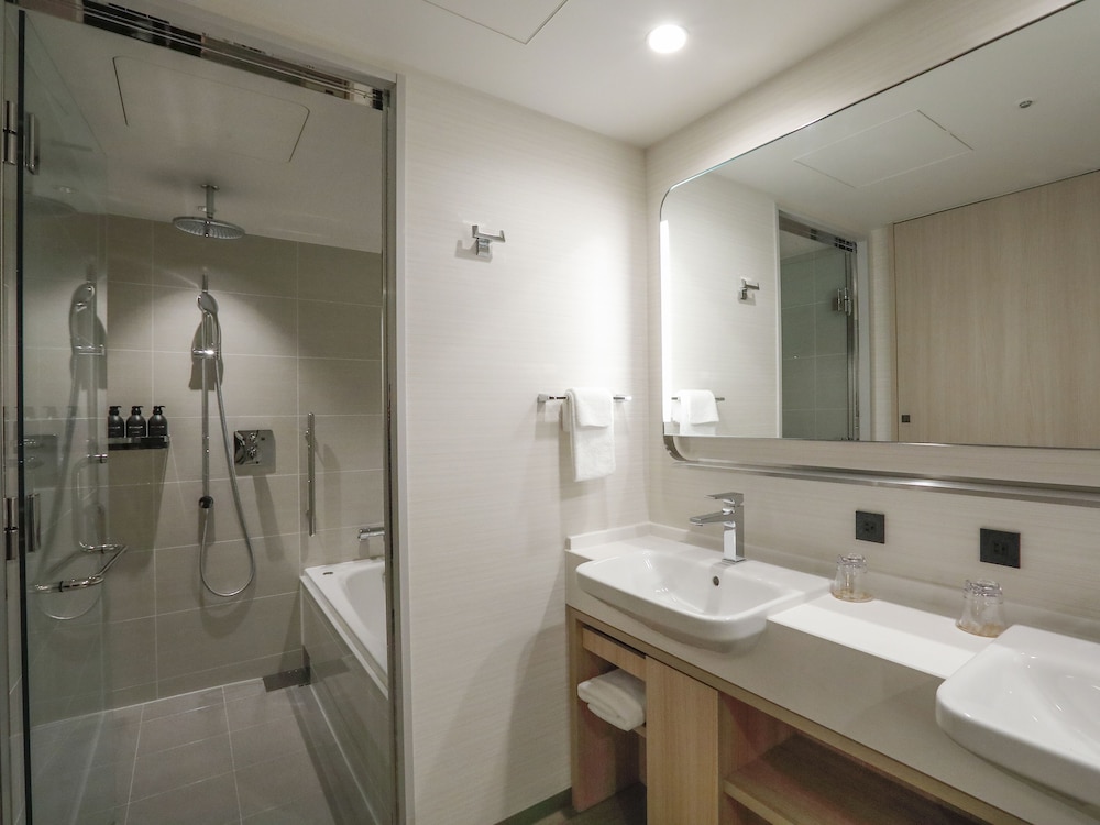 Suite, 1 King Bed, Bathtub - Photo 9