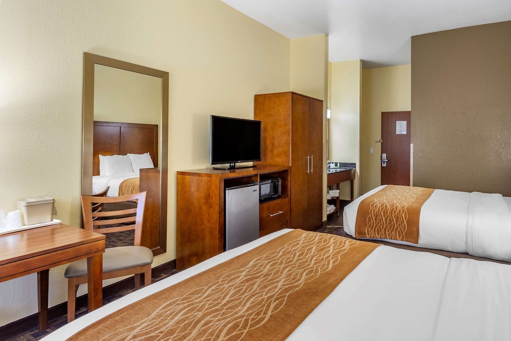 Standard Room, 2 Queen Beds, Non Smoking - Photo 2