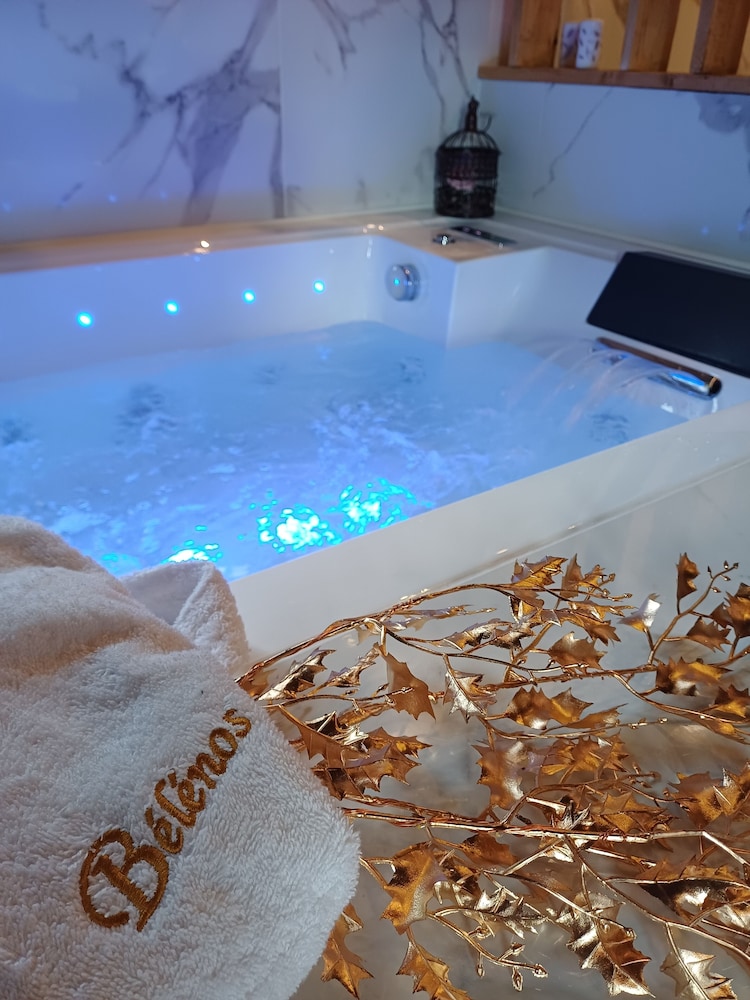 Luxury Suite, 1 King Bed, Hot Tub, Hill View photo 2