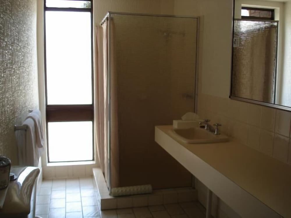 Standard Twin Room, Kitchenette (Queen, Single & Sofa) photo 3