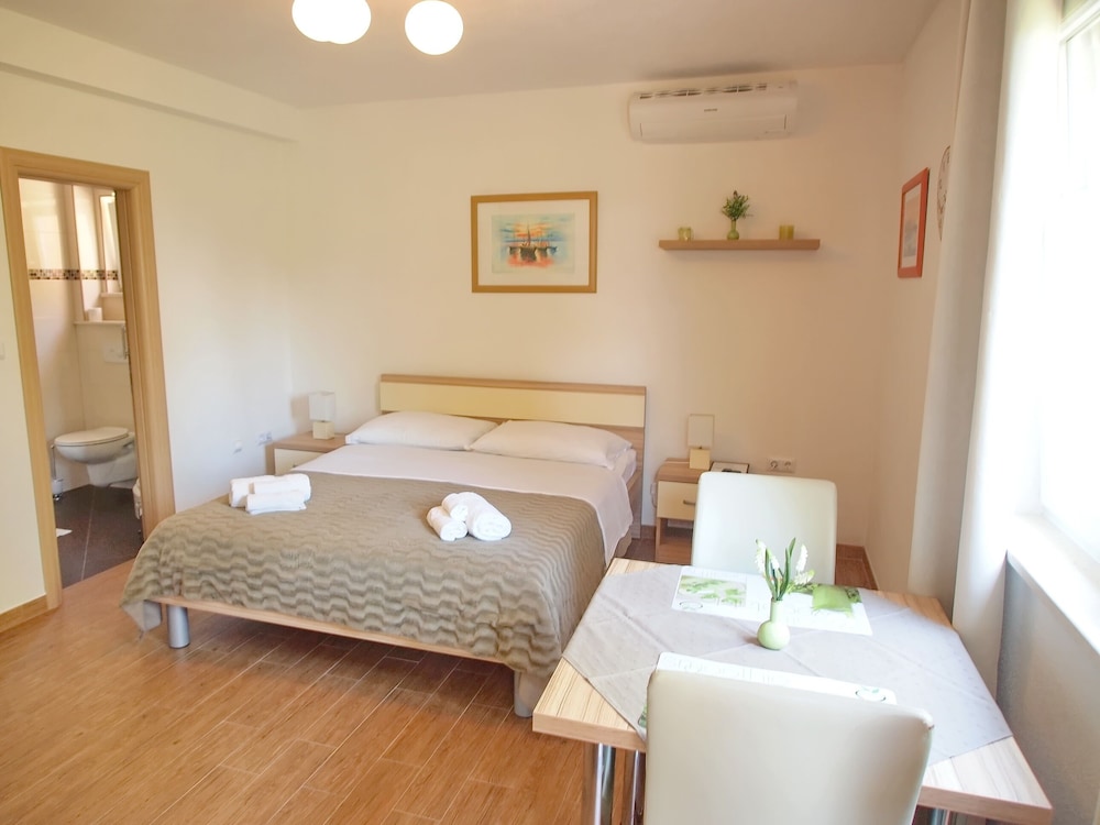 Studio (Studio Apartment)