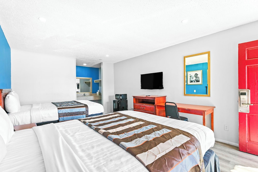 Room, 2 Queen Beds, Smoking photo 1