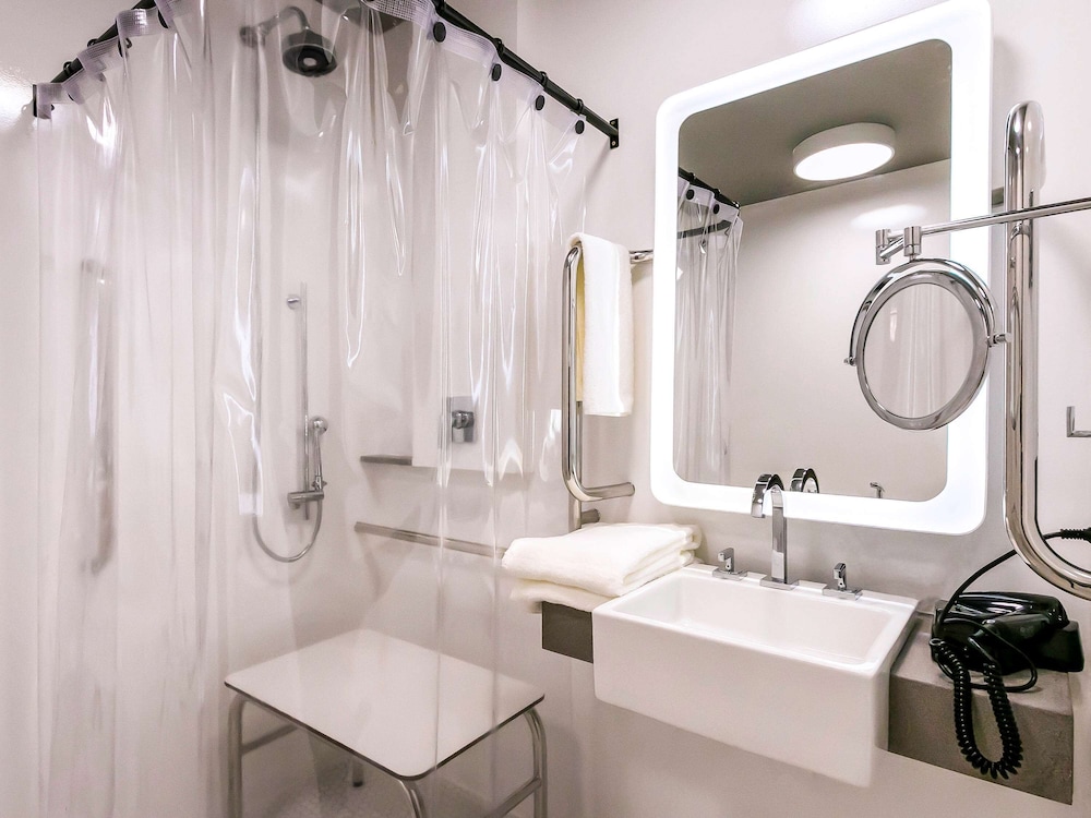 Standard Apartment, 1 Queen Bed, Accessible (Accessible) - Photo 3